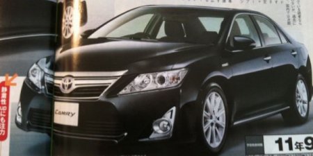 В Сети оказались фотографии брошюры, на которой вероятно изображена новая Toyota Camry